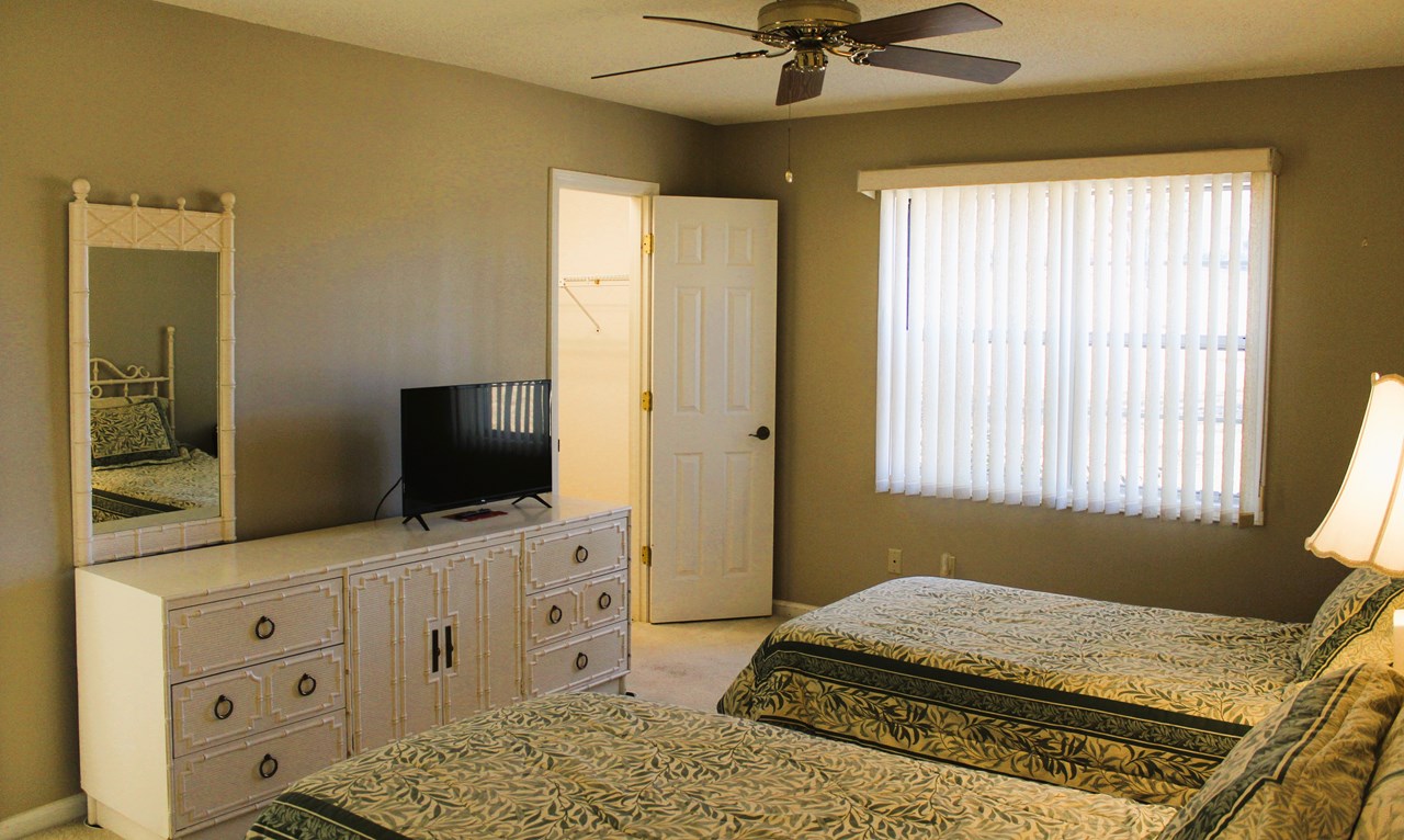 primary bedroom w/ walk-in closet