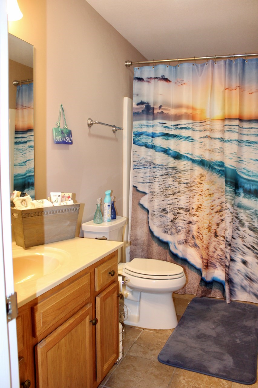 hall bath with tub/shower